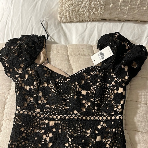 Victoria + Sophia lace mini dress - Picture 2 of 4